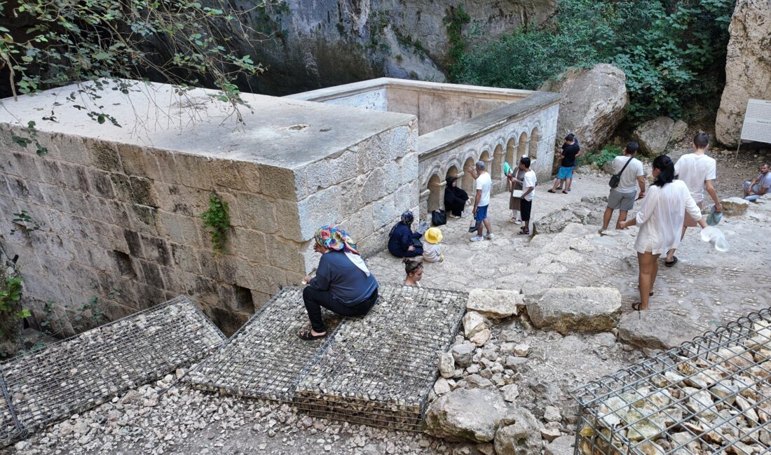 Cennet ve cehennem obruklarında ziyaretçi yoğunluğu Mersin‘de Zeus’un yüz başlı ejderhayı etkisiz hale getirip cehennem çukurunda