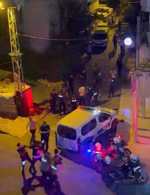 Mersin’de aile içi silahlı kavgada; balkondaki komşu vurularak öldü Mersin‘de aile içinde çıkan silahlı kavgada ateşlenen silahtan çıkan kurşunun