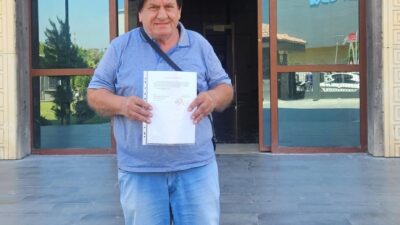 Mahalle muhtardan çevreyi kirleten sürücülere kamera ile ceza talebi Mersin’in Tarsus ilçesi Şahin Mahallesi Muhtarı Hüseyin Aydın, araçlardan çevreye