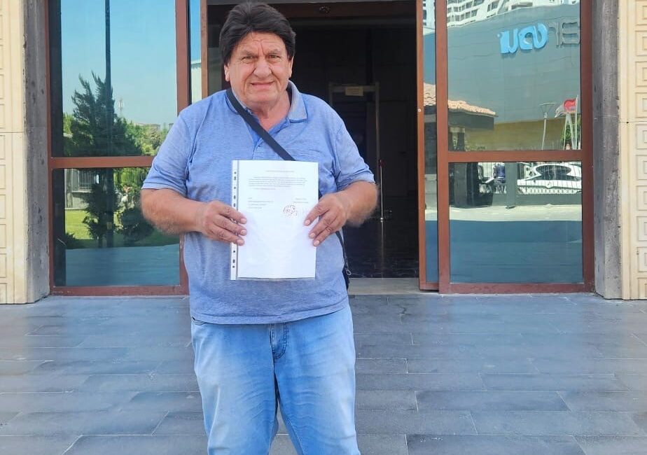 Mahalle muhtardan çevreyi kirleten sürücülere kamera ile ceza talebi Mersin’in Tarsus ilçesi Şahin Mahallesi Muhtarı Hüseyin Aydın, araçlardan çevreye