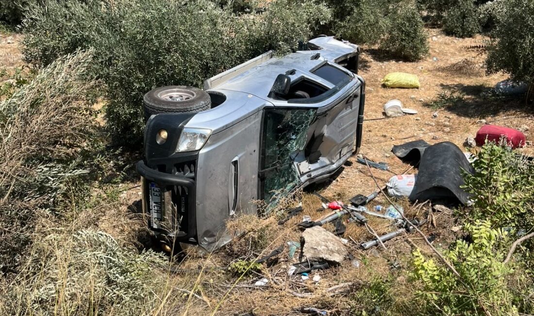 Tarsus’ta pikap şarampole yuvarlandı: Baba ve oğlu yaralandı Mersin’in Tarsus ilçesinde meydana gelen trafik kazasında bir pikap kontrolden