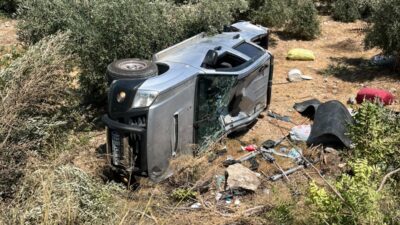 Tarsus’ta pikap şarampole yuvarlandı: Baba ve oğlu yaralandı Mersin’in Tarsus ilçesinde meydana gelen trafik kazasında bir pikap kontrolden