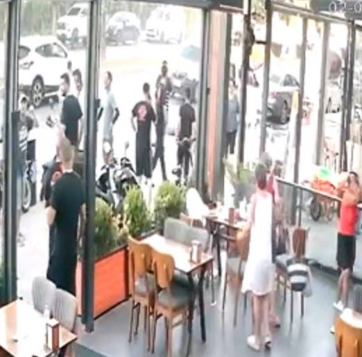 Mersin’de fırın çalışanına otomobil çarptı Mersin’de tantuniciye ekmek teslimatı yapan fırın çalışanı, yol kenarında park