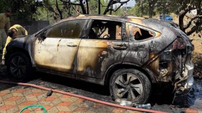 Mersin‘de bir evin önünde park halindeki otomobil yanmaya başladı, çevreden