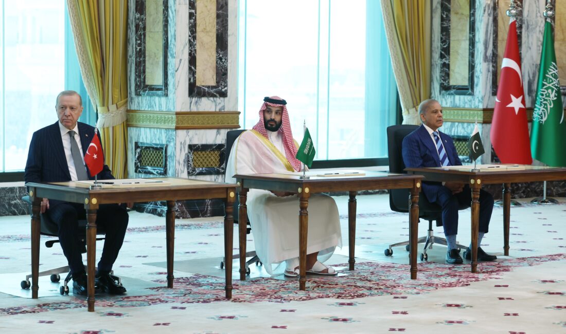 Mekke Ortak Savunma Anlaşması imzalandı Cumhurbaşkanı Recep Tayyip Erdoğan, Suudi Arabistan Veliaht Prensi Muhammed bin