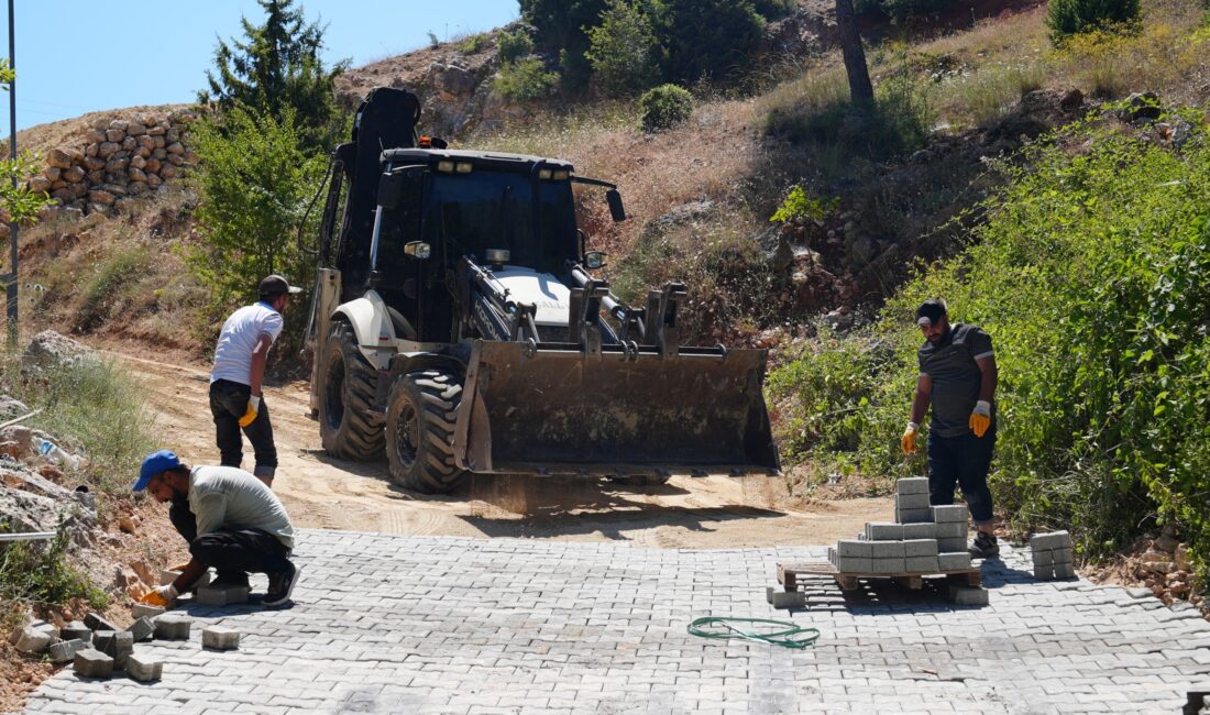 Tarsus’ta kırsal mahallelerin yolları parkeyle yenileniyor Tarsus Belediyesi, kırsal mahallelerde ulaşım standardını yükseltmek amacıyla 28 mahallede