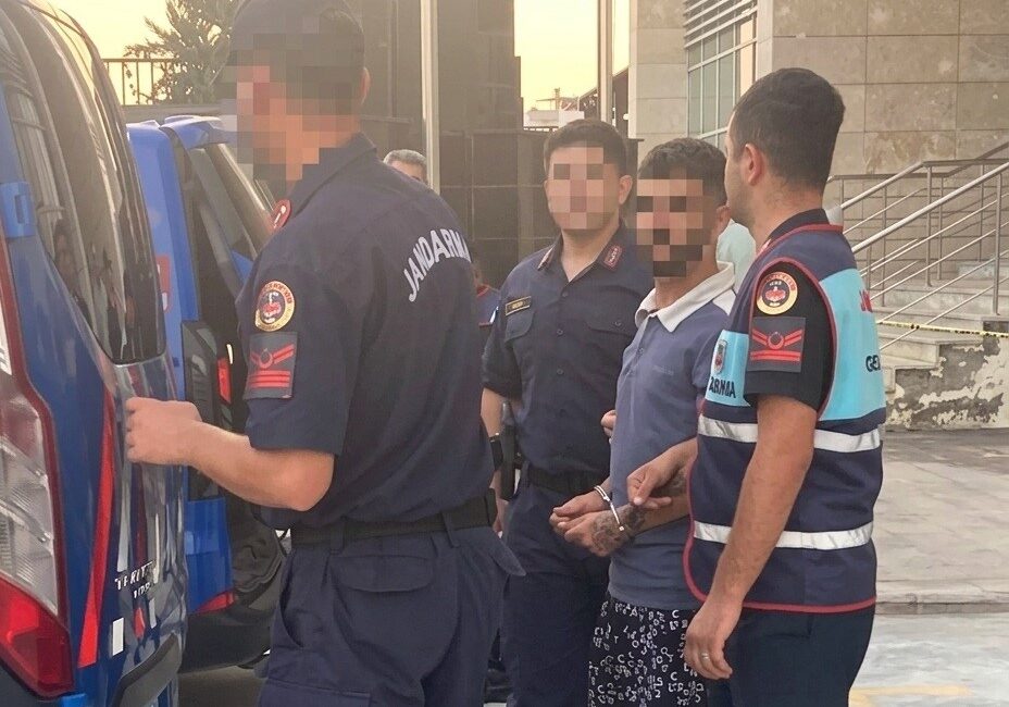 Kasklı saldırı olayı çözüldü: 3 şüpheli tutuklandı Mersin‘de bir tatil sitesinin yönetim kurulu başkanının, kasklı saldırgan tarafından