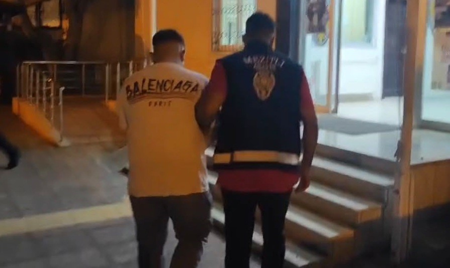 Otomobilin camını taşla kırıp kaçmıştı, yakalandı Mersin polisi, attığı taşlarla otomobilin camını kırarak kaçan ve çeşitli
