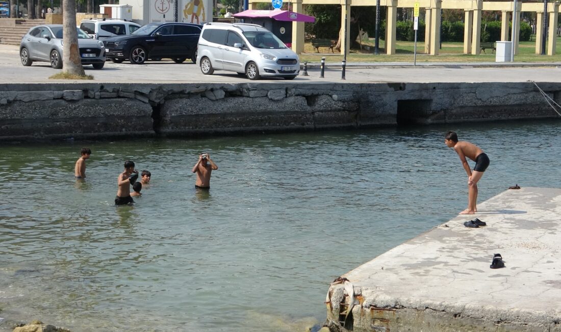 Mersin’de sıcak hava ve nem bunalttı Mersin’de son günlerde artan sıcak ve nem etkisini sürdürürken, hissedilen