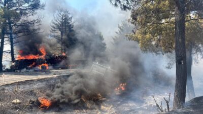 Mersin’in Silifke ilçesinde iki tır ve bir kamyonetin karıştığı trafik