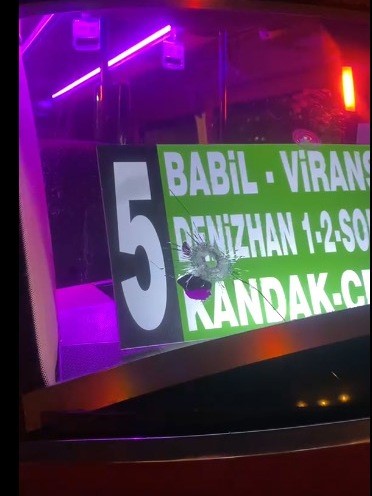 Mersin’de silahlı saldırı: 1 kişi hayatını kaybetti, 1 kişi yaralandı Mersin’in Mezitli ilçesinde bir kişiye yönelik düzenlendiği iddia edilen silahlı