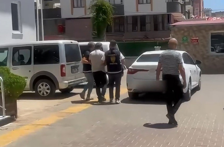 Mersin’deki dehşette yaşlı adam 18 günlük yaşam savaşını kaybetti Mersin’de evinin bahçesinde oturduğu sırada kasklı ve eldivenli saldırgan tarafından
