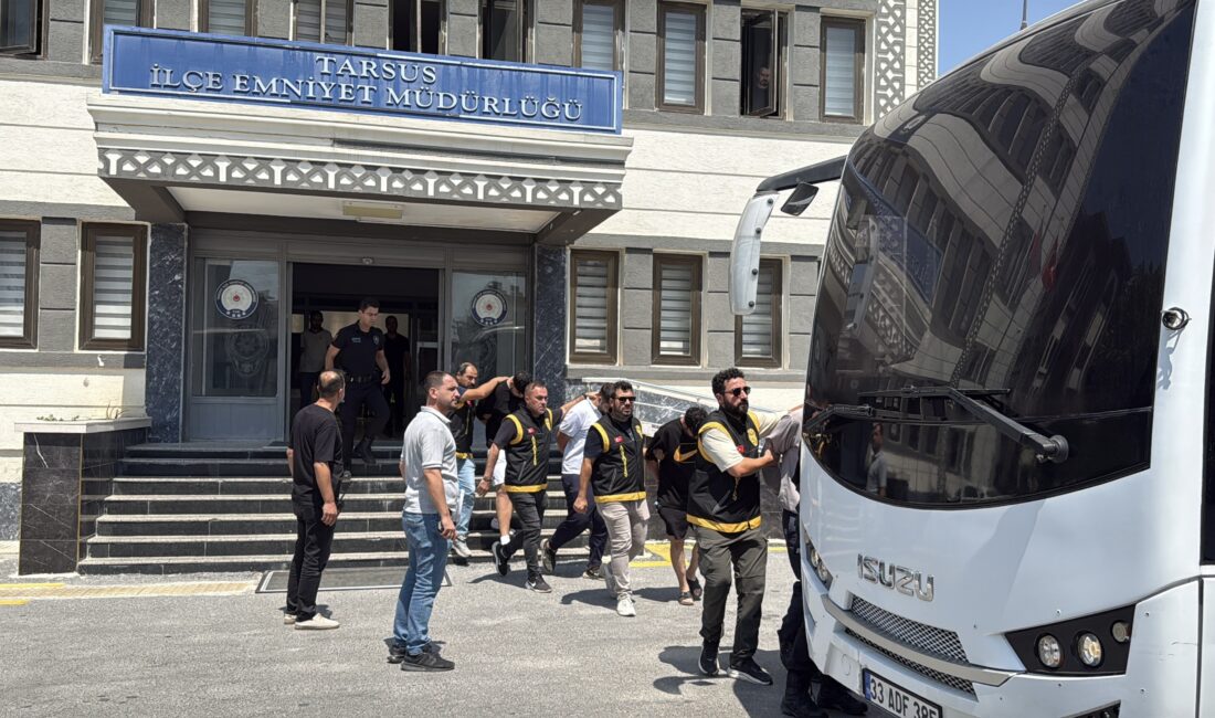Tarsus’ta alacak verecek kavgası kanlı bitti: 2 kuzen öldü, 6 şüpheli adliyede Mersin‘in Tarsus ilçesinde alacak verecek meselesi nedeniyle çıkan kavgada 2
