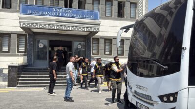 Mersin‘in Tarsus ilçesinde alacak verecek meselesi nedeniyle çıkan kavgada 2
