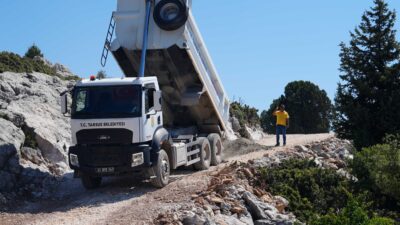 Tarsus Belediyesi, kırsal mahallelerde ulaşım koşullarını iyileştirmek amacıyla yol bakım,