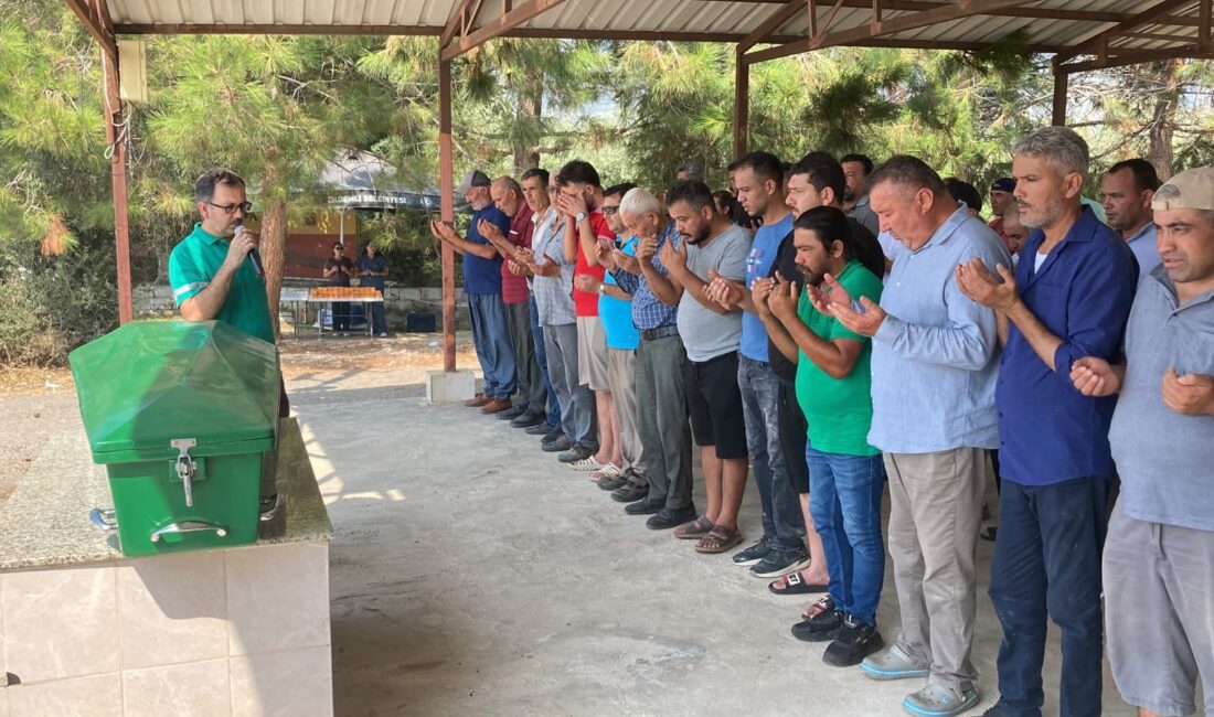Mersin’deki kasklı dehşette hayatını kaybeden yaşlı adam toprağa verildi Mersin‘de evinin bahçesinde oturduğu sırada kasklı ve eldivenli saldırgan tarafından