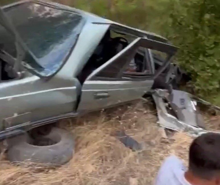 Mersin’in Erdemli ilçesinde yaklaşık 50 metrelik uçuruma yuvarlanan otomobilin sürücüsü