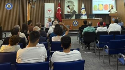 Mersin’in Tarsus ilçesinde turunçgil üreticilerine yönelik düzenlenen eğitim programında, doğru