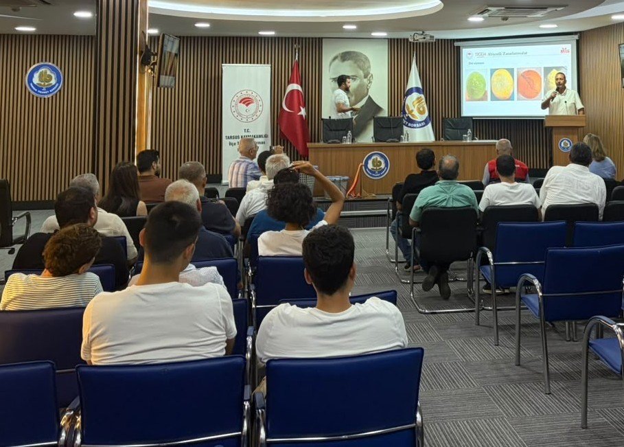 Mersin’in Tarsus ilçesinde turunçgil üreticilerine yönelik düzenlenen eğitim programında, doğru