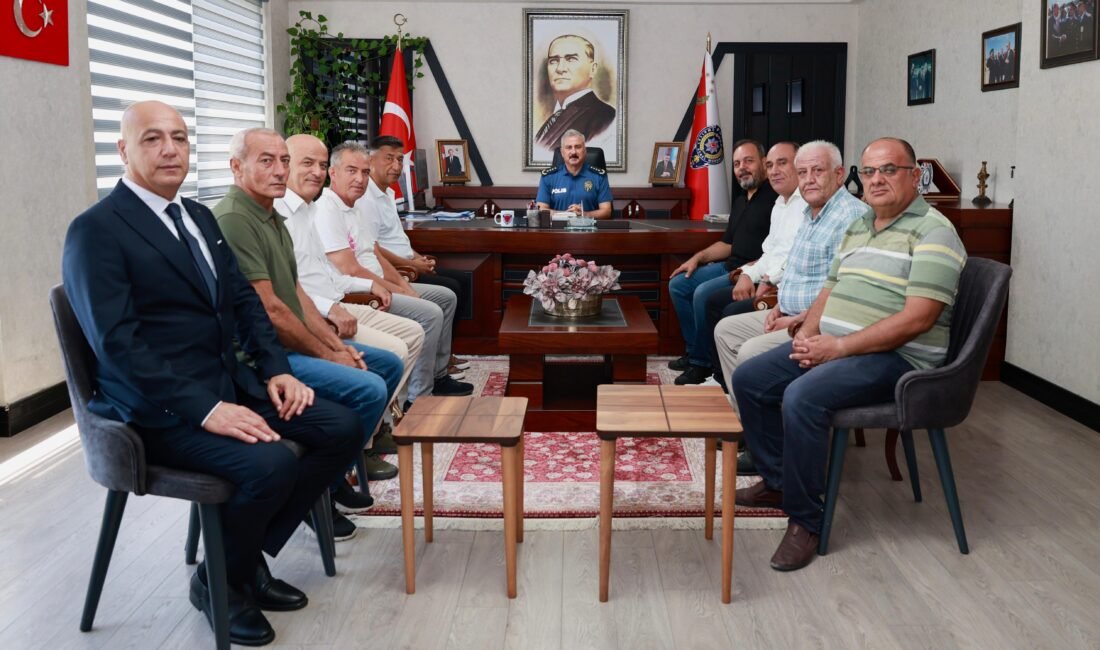 Mersin Emniyet Müdüründen emekli polislere veda Mersin İl Emniyet Müdürü Fahri Aktaş, yaş haddi nedeniyle emekliye