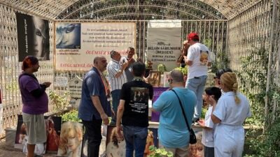 Şarkıcı Bergen, ölümünün 37. yıl dönümünde hayranları tarafından Mersin’deki mezarı