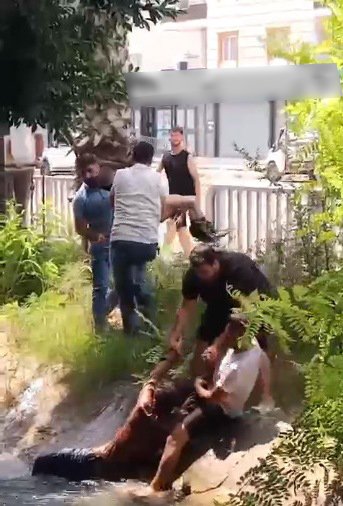 Mersin’in Tarsus ilçesinde su kanalına düşerek boğulma tehlikesi geçiren yabancı