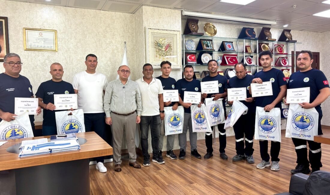 Mersin’de yangına müdahale eden belediye çalışanları ödüllendirildi Mersin‘de sera yakınındaki barakada çıkan yangına zamanında müdahale ederek alevlerin
