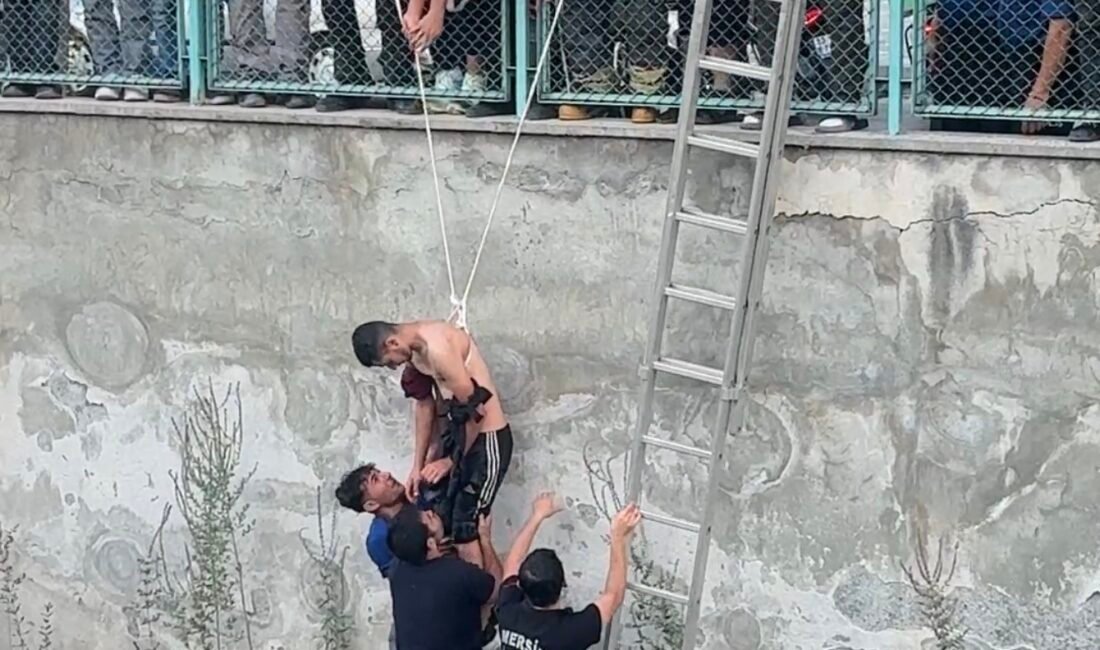 Kanala düşen genci arkadaşı yakaladı, itfaiye kurtardı Mersin’in Tarsus ilçesinde kanala düşen genci, arkadaşı suya atlayıp yakalayarak