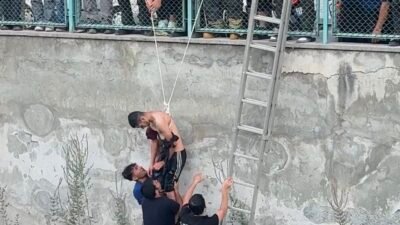 Mersin’in Tarsus ilçesinde kanala düşen genci, arkadaşı suya atlayıp yakalayarak