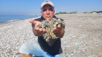 Tarsus-Kazanlı sahilinde plastik kirliliği Mersin’in Kazanlı ile Tarsus ilçesi arasındaki sahil şeridinde görülen yoğun