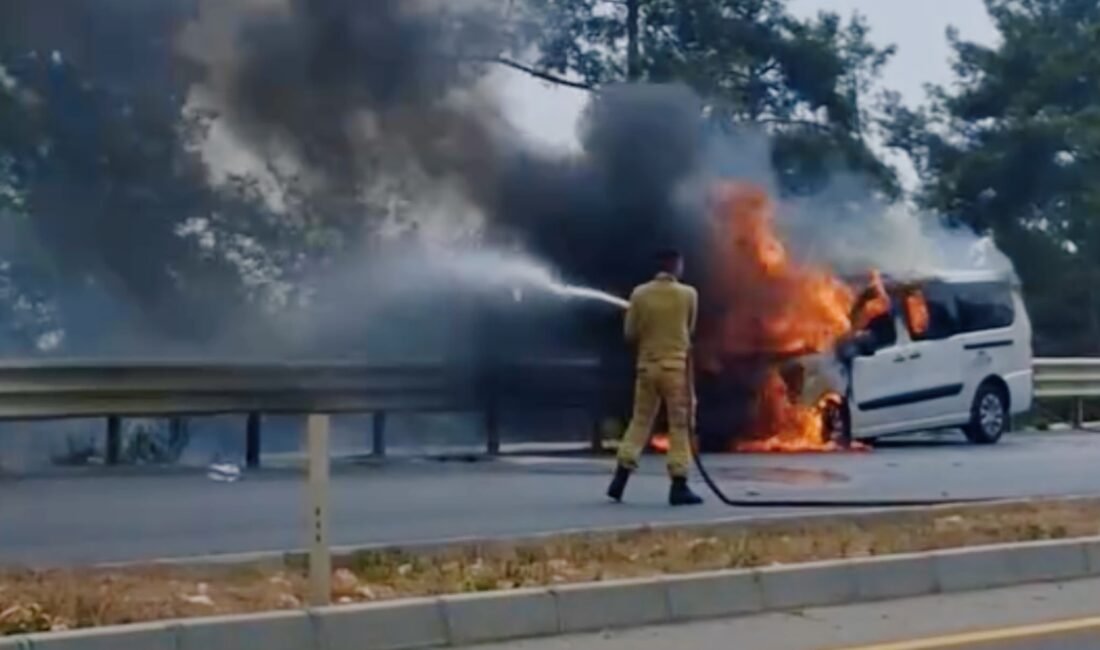 Mersin’in Erdemli ilçesinde seyir halindeki hafif ticari araç, motor kısmında