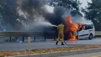 Mersin’in Erdemli ilçesinde seyir halindeki hafif ticari araç, motor kısmında