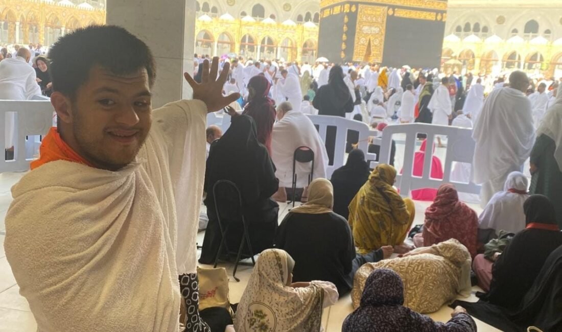 Kabe hasreti dualarla gerçeğe dönüştü Mersin‘in Anamur ilçesinde, Kabe maketine sarılarak gözyaşları içinde dua eden