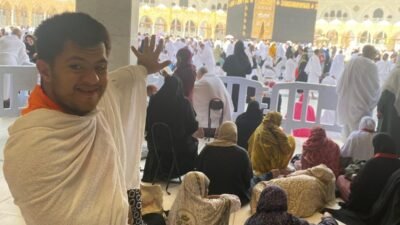 Mersin‘in Anamur ilçesinde, Kabe maketine sarılarak gözyaşları içinde dua eden