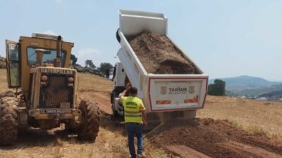Tarsus Belediyesi, kırsal mahallelerde ulaşım şartlarını iyileştirmek amacıyla yol bakım