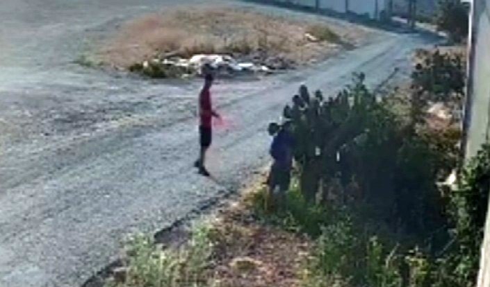 Mersin’de tarım arazilerine izinsiz girilmesine mahalle sakinlerinden tepki Mersin’de sahil kesimlerindeki mahalle sakinleri, yaz aylarında bölgeye gelen bazı