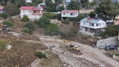 Tarsus Belediyesi tarafından Boztepe Mahallesi’nde yürütülen yol ve parke çalışmaları