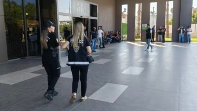 Kazazedelerin yakınlarının Taşucu Limanı’ndaki endişeli bekleyişleri sürüyor Kuzey Kıbrıs Türk Cumhuriyeti’nin (KKTC) Girne kenti açıklarında meydana gelen