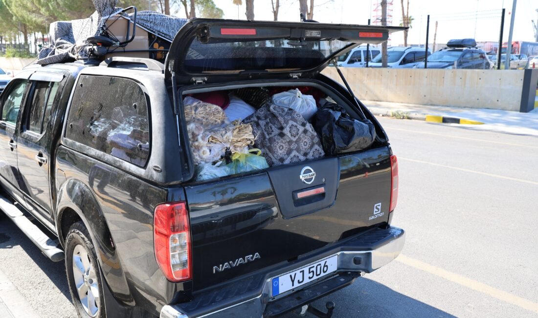 Mersin’in Taşucu Limanı’ndan Kıbrıs’a gitmek için feribot bekleyen aileler, seferlerin