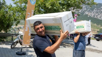 Mezitli’de Akdeniz meyve sineğiyle mücadele kapsamında üreticilere kapan desteği sağlandı.
