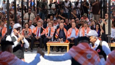 SEÇER: “MERSİN’E EŞİTLİK VE ADALETLE HİZMET EDİYORUZ” Türkiye Belediyeler Birliği (TBB) ve Mersin Büyükşehir Belediye Başkanı Vahap