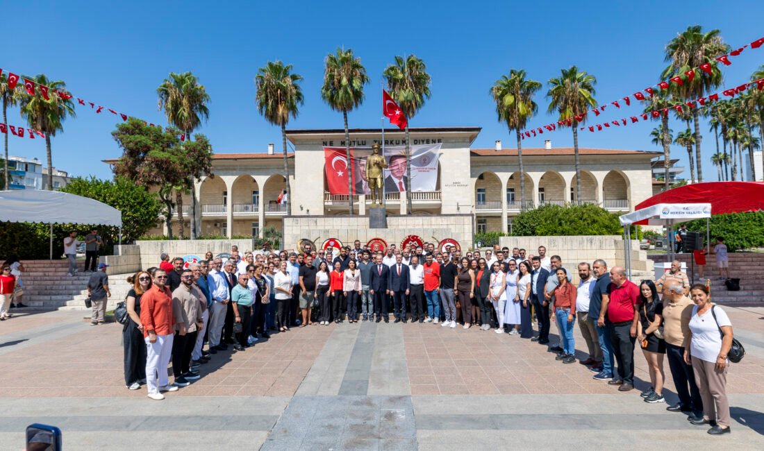 BAŞKAN SEÇER VE MERAL SEÇER, MERSİNLİLERLE ZAFER BAYRAMI COŞKUSUNU PAYLAŞTI Türkiye Belediyeler Birliği (TBB) ve Mersin Büyükşehir Belediye Başkanı Vahap