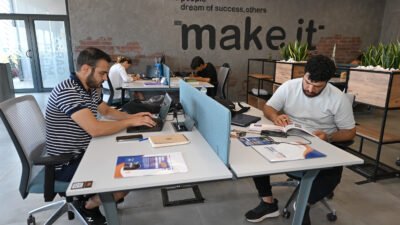 BÜYÜKŞEHİR ‘KAMPÜS MERSİN’ VE ‘GARAJ MERSİN’ KENTİN ÜRETEN YÜZÜ OLDU Mersin Büyükşehir Belediyesi Kariyer Merkezi koordinasyonunda hayata geçirilen ‘Kampüs Mersin’ ve ‘Garaj Mersin’,