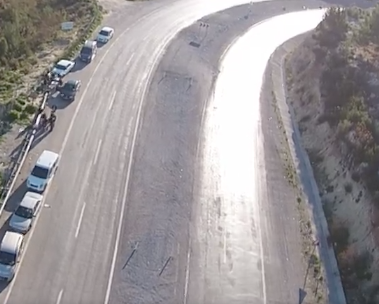 GÖZNE YOLUNDA TRAFİK ŞERİT ÇİZGİLERİ YENİLENMELİ Mersin-Gözne yolunda trafik şeritlerini belirleyen yol çizgilerinin büyük ölçüde silinmesi