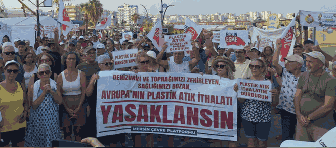 HALK MİKROPLASTİK ATIĞA KARŞI YÜRÜDÜ Mersin Çevre Platformu öncülüğünde Silifke’de bir araya gelen vatandaş, plastik