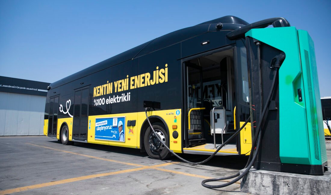 MERSİN BÜYÜKŞEHİR ELEKTRİKLİ OTOBÜS FİLOSUYLA HEM BÜTÇEYİ HEM DOĞAYI KORUYOR Mersin Büyükşehir Belediyesi bünyesinde 2025 yılından itibaren hizmet vermeye başlayan