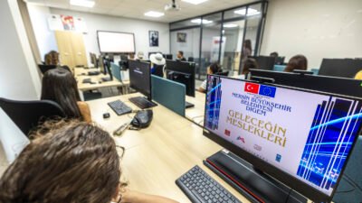 Mersin Büyükşehir Belediyesi’nin, gençlerin dijital becerilerini geliştirmeleri ve iş yaşamında