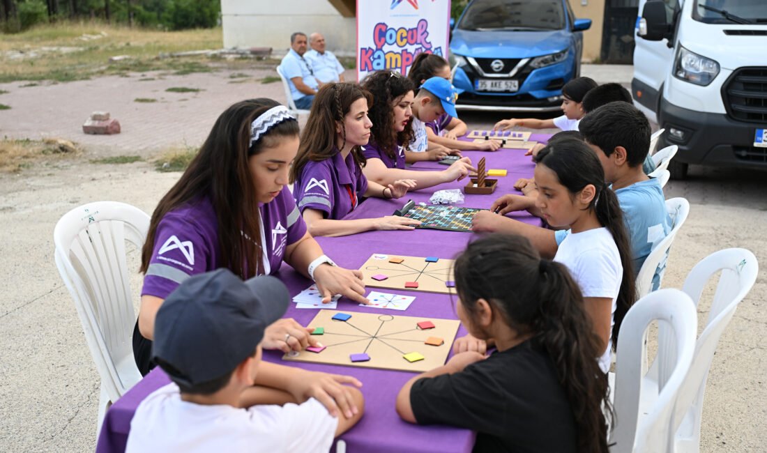 ARSLANKÖYLÜ ÇOCUKLAR BÜYÜKŞEHİR EKİPLERİ İLE DOYASIYA EĞLENDİ Çocuklar yaz tatilini eğlenceyle geçirsin diye çalışan Mersin Büyükşehir Belediyesi, ‘Köy