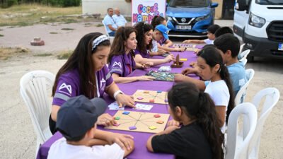 ARSLANKÖYLÜ ÇOCUKLAR BÜYÜKŞEHİR EKİPLERİ İLE DOYASIYA EĞLENDİ Çocuklar yaz tatilini eğlenceyle geçirsin diye çalışan Mersin Büyükşehir Belediyesi, ‘Köy