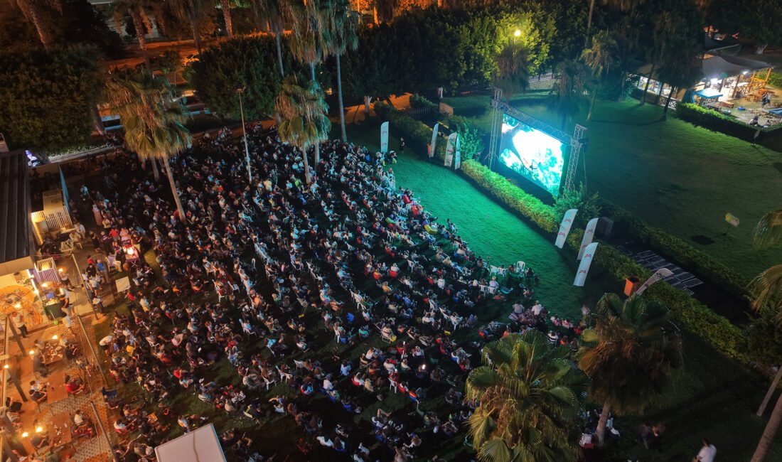 MERSİN BÜYÜKŞEHİR’İN ‘AÇIK HAVA SİNEMA GÜNLERİ’ SÜRÜYOR Mersin Büyükşehir Belediyesi’nin yaz akşamlarını sinema keyfiyle buluşturduğu açık hava